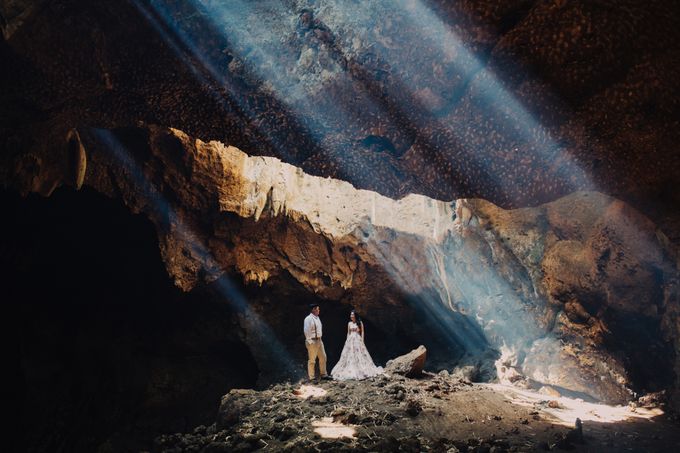 Destination Prewedding Lombok with Diverse Magnificent Landscapes by FIRE, WOOD & EARTH - 019