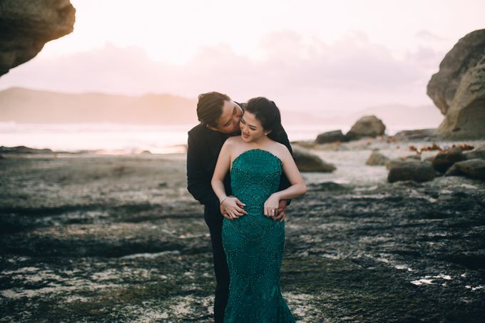Destination Prewedding Lombok with Diverse Magnificent Landscapes by fire, wood & earth - 022 Destination Prewedding Lombok with Diverse Magnificent Landscapes by fire, wood & earth - 022