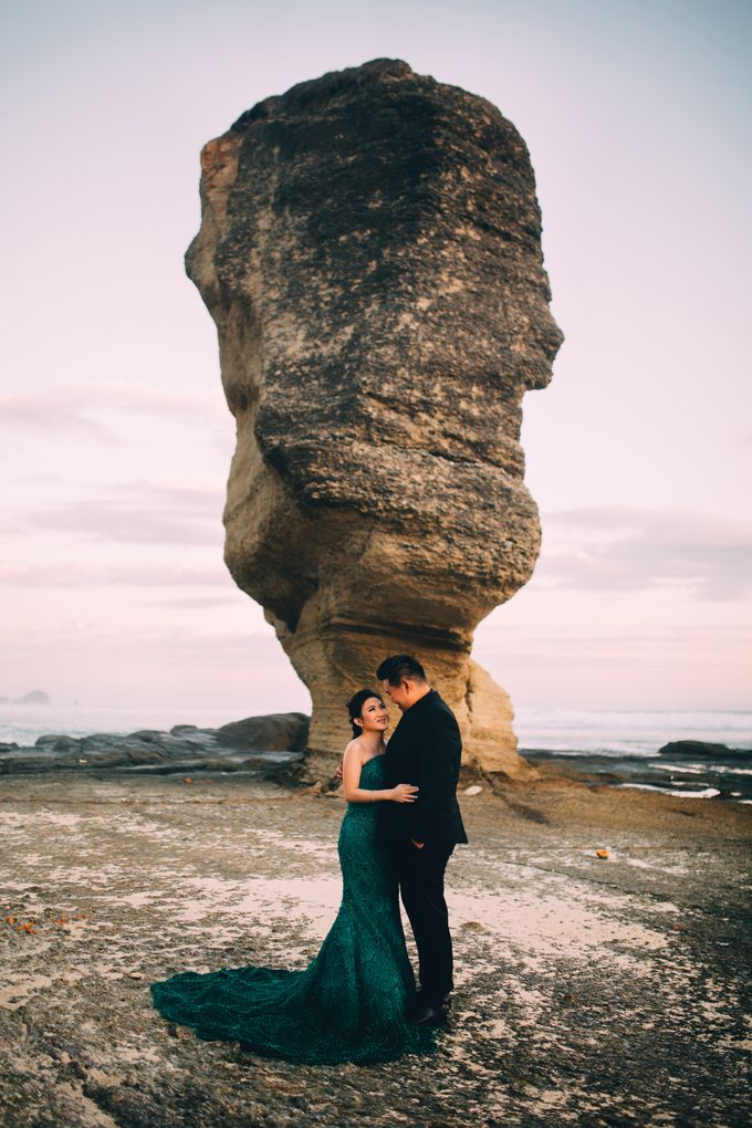 Destination Prewedding Lombok with Diverse Magnificent Landscapes by fire, wood & earth - 024 Destination Prewedding Lombok with Diverse Magnificent Landscapes by fire, wood & earth - 024