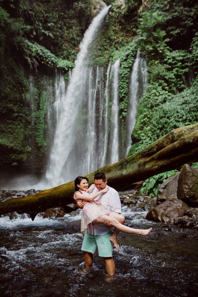 Destination Prewedding Lombok with Diverse Magnificent Landscapes by FIRE, WOOD & EARTH - 025