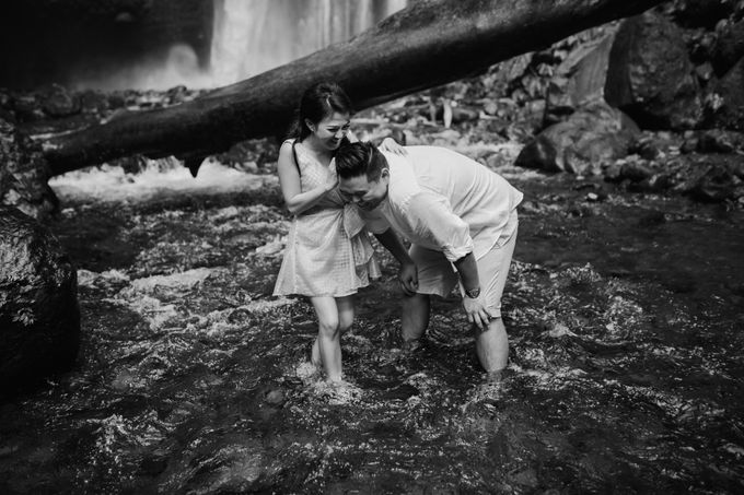 Destination Prewedding Lombok with Diverse Magnificent Landscapes by FIRE, WOOD & EARTH - 026