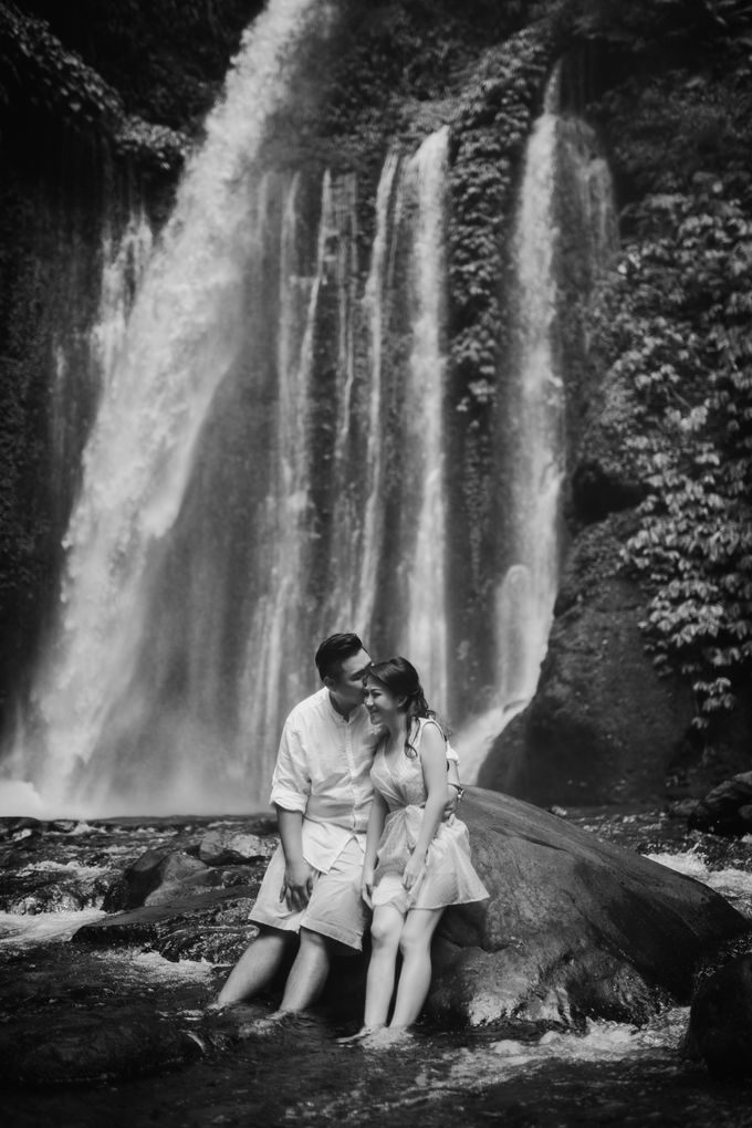 Destination Prewedding Lombok with Diverse Magnificent Landscapes by FIRE, WOOD & EARTH - 028