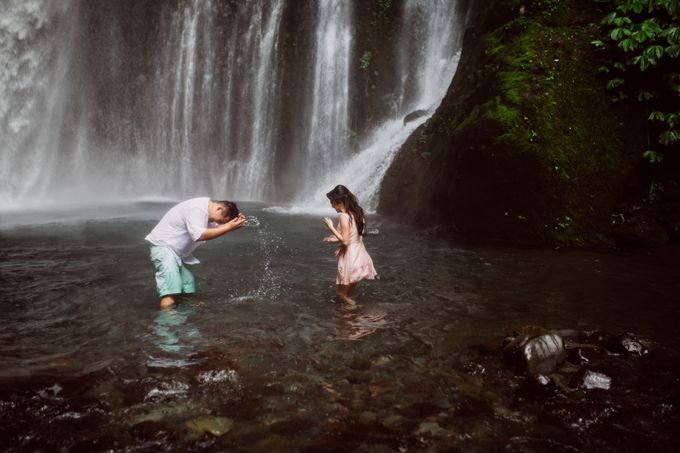 Destination Prewedding Lombok with Diverse Magnificent Landscapes by FIRE, WOOD & EARTH - 030