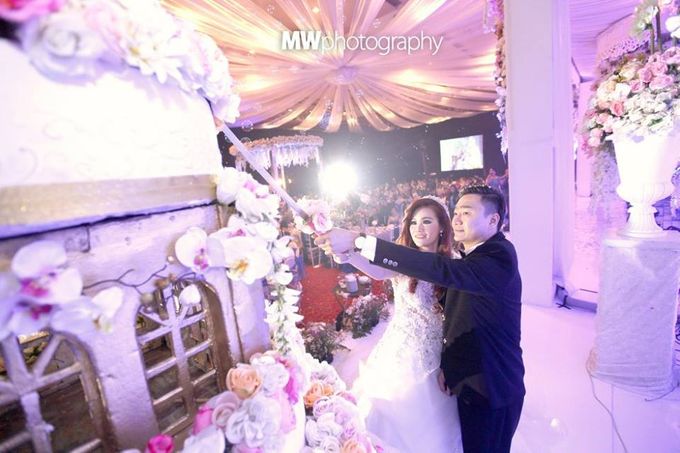 Beautiful Wedding at Mercure Hotel Surabaya by Five Stars Wedding Organizer by Moire Photo & Video - 018 Beautiful Wedding at Mercure Hotel Surabaya by Five Stars Wedding Organizer by Moire Photo & Video - 018