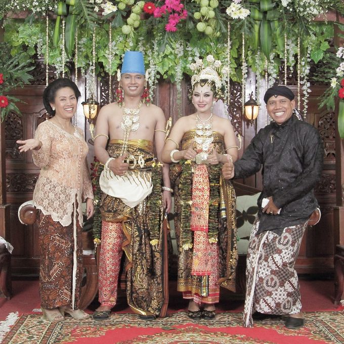 Pengantin Hijab - Bridal - Paes Tradisional by Rumah Rias Itut Bambang - 019 Pengantin Hijab - Bridal - Paes Tradisional by Rumah Rias Itut Bambang - 019