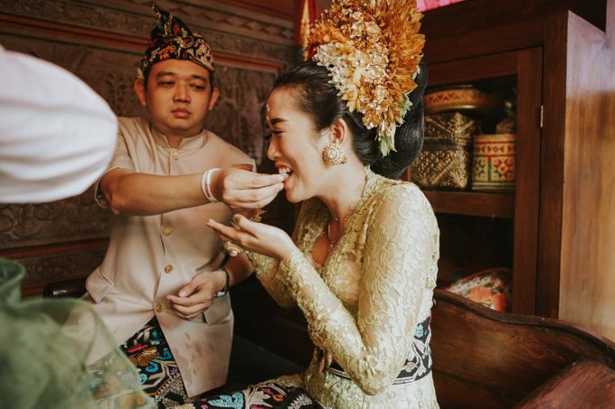 Balinese Wedding Ceremony Of Mega & Terry by MOMENTO PHOTOGRAPHY - 011 Balinese Wedding Ceremony Of Mega & Terry by MOMENTO PHOTOGRAPHY - 011