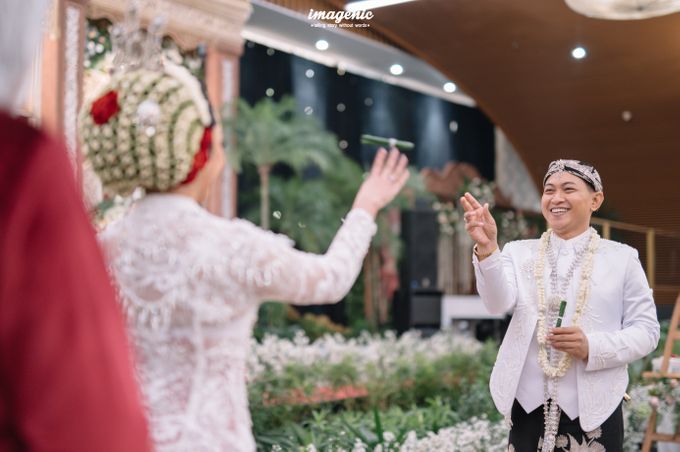 Javanese Wedding Moment of Rizka Rizki by Menara Mandiri by IKK Wedding - 006