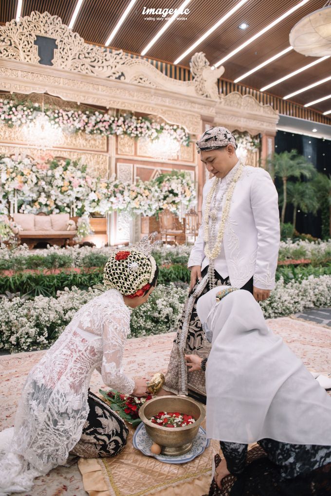 Panggih Ceremony of Rizka & Rizky at Assembly Hall Menara Mandiri 10th Floor by Menara Mandiri by IKK Wedding (ex. Plaza Bapindo) - 004 Panggih Ceremony of Rizka & Rizky at Assembly Hall Menara Mandiri 10th Floor by Menara Mandiri by IKK Wedding (ex. Plaza Bapindo) - 004