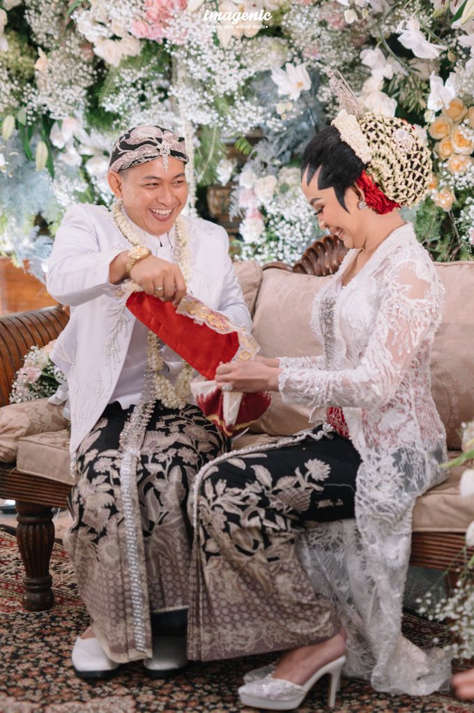 Panggih Ceremony of Rizka & Rizky at Assembly Hall Menara Mandiri 10th Floor by Menara Mandiri by IKK Wedding (ex. Plaza Bapindo) - 005 Panggih Ceremony of Rizka & Rizky at Assembly Hall Menara Mandiri 10th Floor by Menara Mandiri by IKK Wedding (ex. Plaza Bapindo) - 005