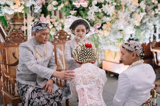 Panggih Ceremony of Rizka & Rizky at Assembly Hall Menara Mandiri 10th Floor by Menara Mandiri by IKK Wedding (ex. Plaza Bapindo) - 007 Panggih Ceremony of Rizka & Rizky at Assembly Hall Menara Mandiri 10th Floor by Menara Mandiri by IKK Wedding (ex. Plaza Bapindo) - 007