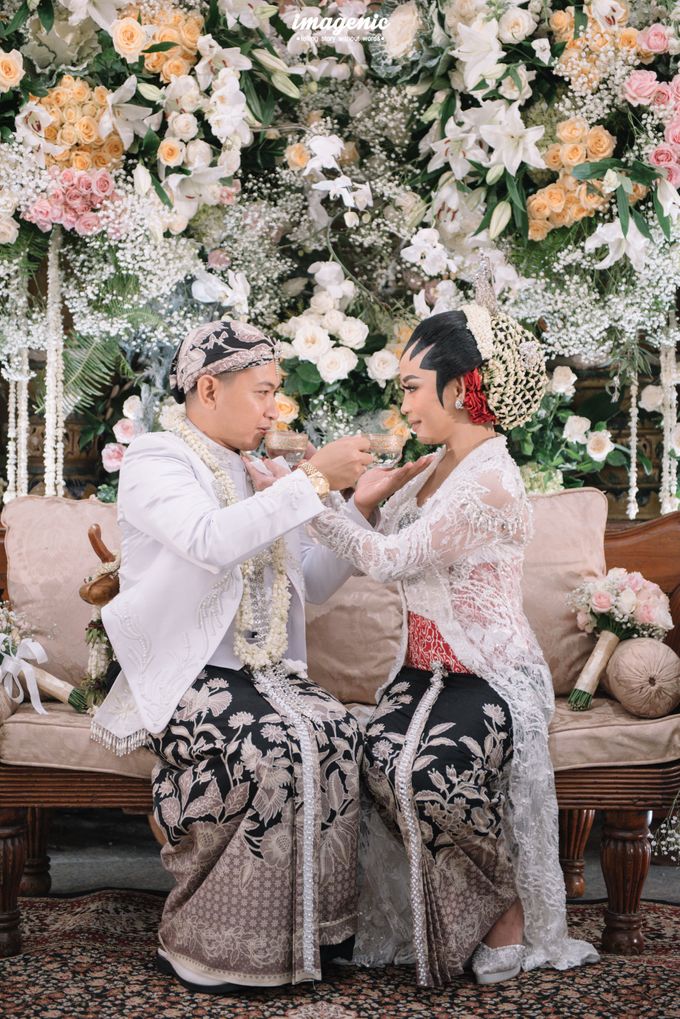 Panggih Ceremony of Rizka & Rizky at Assembly Hall Menara Mandiri 10th Floor by Menara Mandiri by IKK Wedding (ex. Plaza Bapindo) - 008 Panggih Ceremony of Rizka & Rizky at Assembly Hall Menara Mandiri 10th Floor by Menara Mandiri by IKK Wedding (ex. Plaza Bapindo) - 008