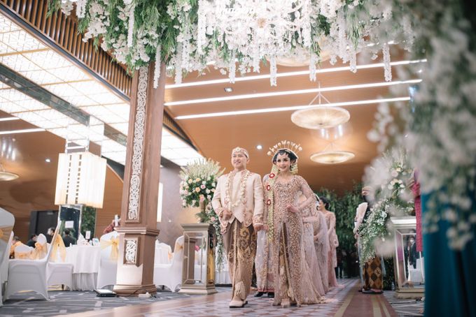 Javanese Wedding Moment of Rizka Rizki by Menara Mandiri by IKK Wedding - 008