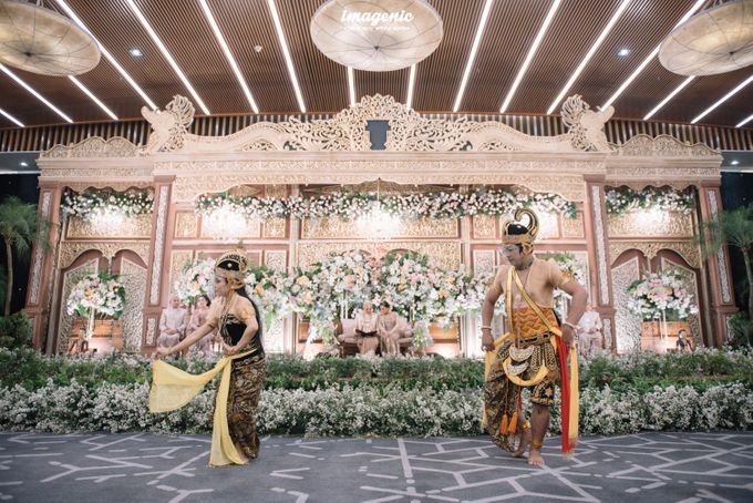 Javanese Wedding Moment of Rizka Rizki by Menara Mandiri by IKK Wedding - 011