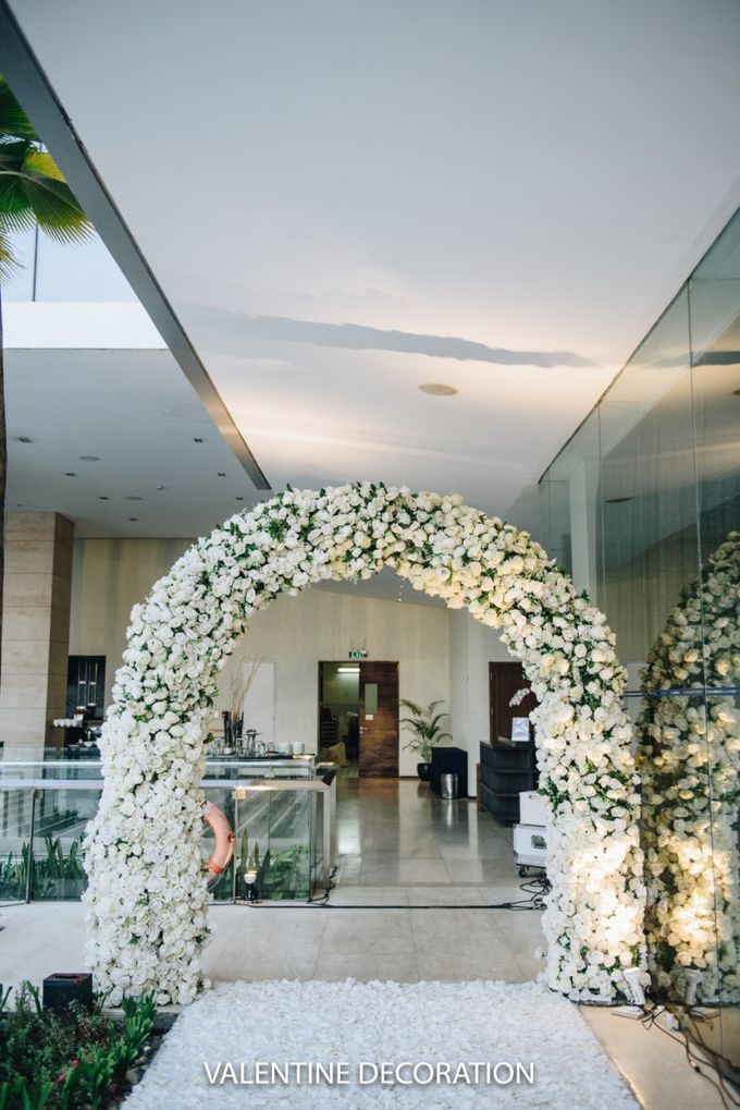 Rivaldy & Naomi Wedding Decoration at Hilton Pool by Bramanta Wijaya Sposa - 012