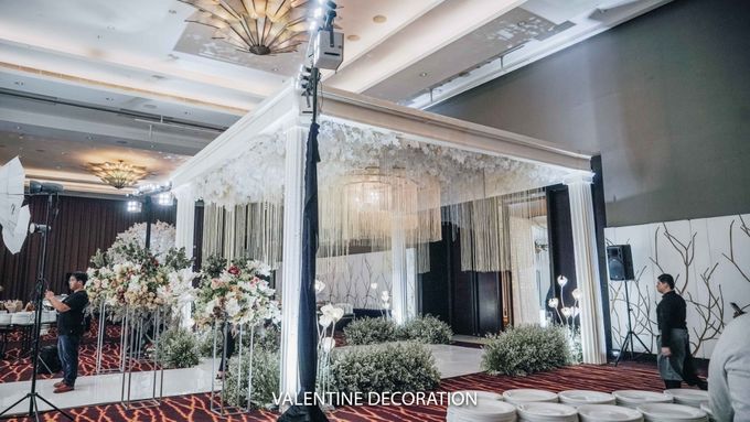 Yuri & Jessica Wedding Decoration at Hilton Ballroom by Hilton Bandung - 018