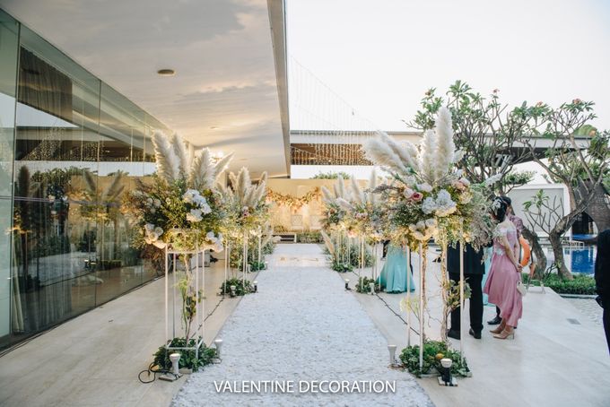 Rivaldy & Naomi Wedding Decoration at Hilton Pool by Bramanta Wijaya Sposa - 019