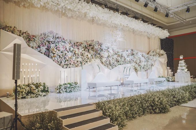 Gerryn & Vania Wedding Decoration at Grand Sudirman by Nodi Rahadian - 003