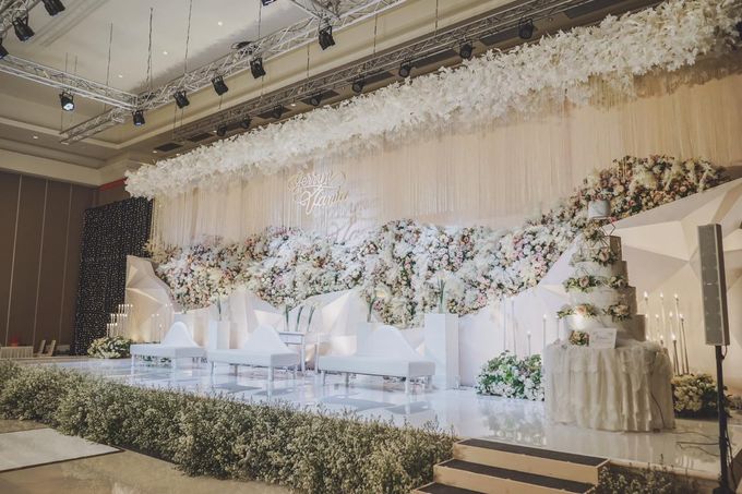 Gerryn & Vania Wedding Decoration at Grand Sudirman by Nodi Rahadian - 004