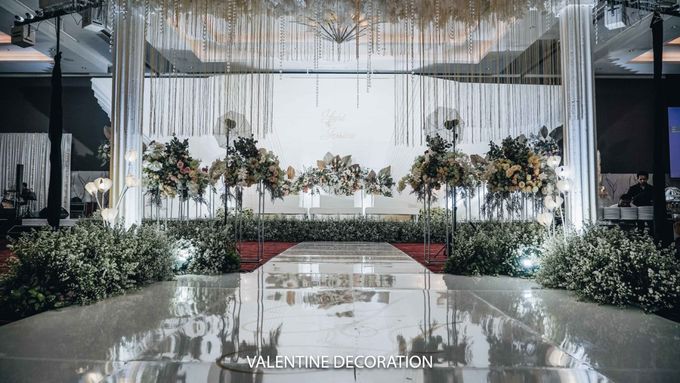 Yuri & Jessica Wedding Decoration at Hilton Ballroom by Hilton Bandung - 009