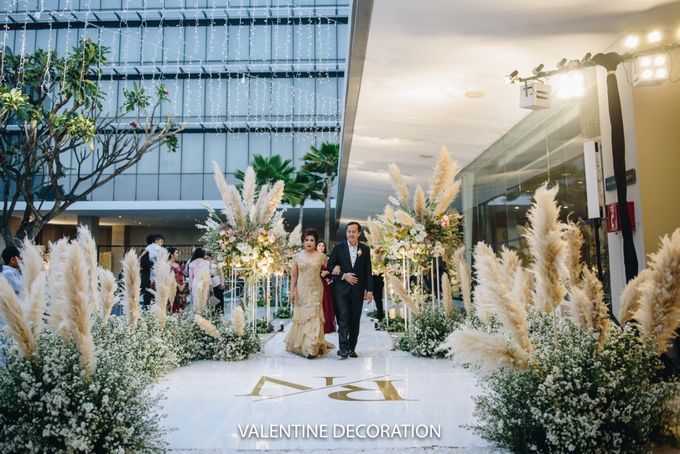 Rivaldy & Naomi Wedding Decoration at Hilton Pool by Bramanta Wijaya Sposa - 010