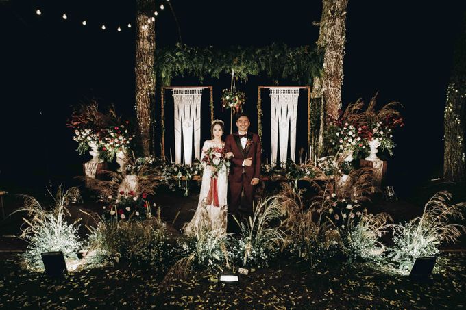 An Elegant Maroon wedding with boho touch in a pine forest for  Rara and Anthoni by Elior Design - 003