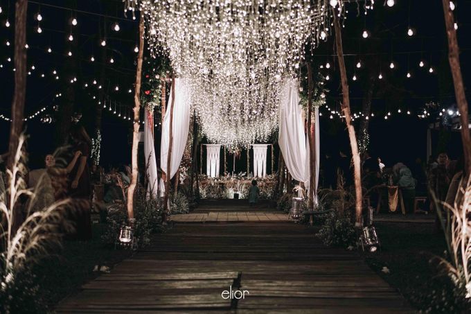 An Elegant Maroon wedding with boho touch in a pine forest for  Rara and Anthoni by Elior Design - 001