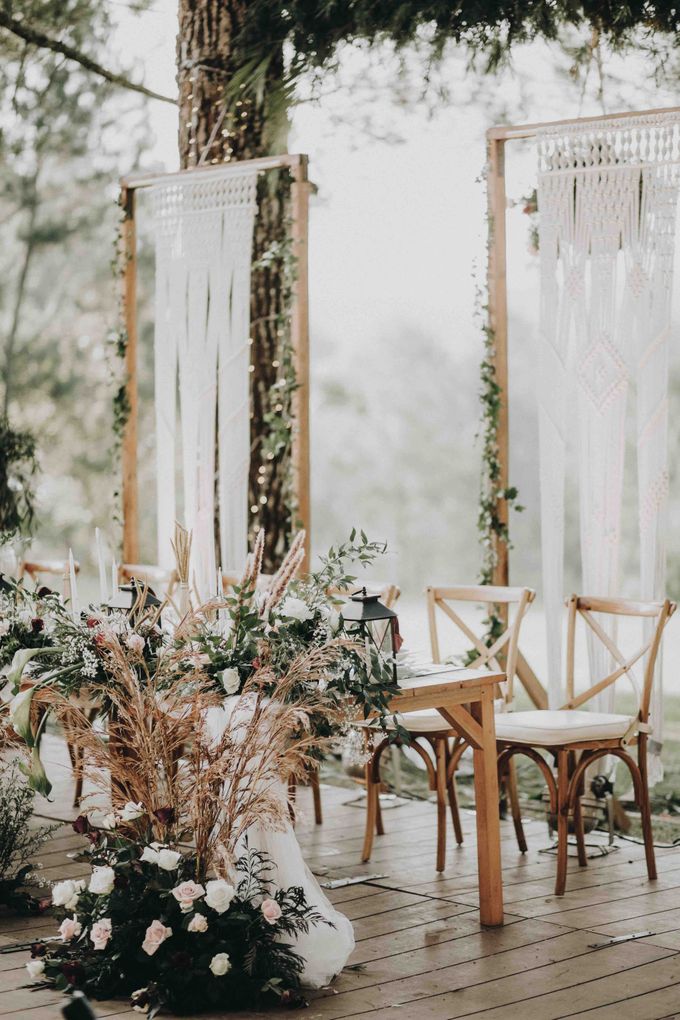 An Elegant Maroon wedding with boho touch in a pine forest for  Rara and Anthoni by Elior Design - 021