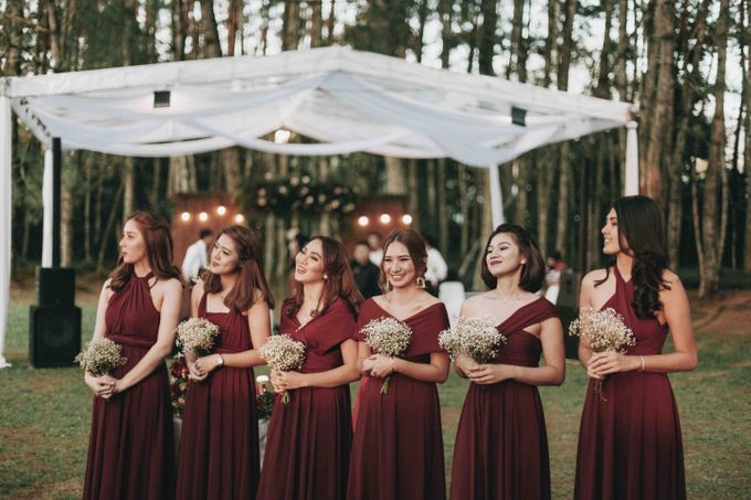 An Elegant Maroon wedding with boho touch in a pine forest for  Rara and Anthoni by Elior Design - 019