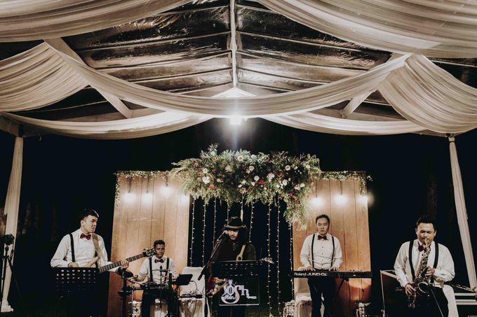 An Elegant Maroon wedding with boho touch in a pine forest for  Rara and Anthoni by Elior Design - 018