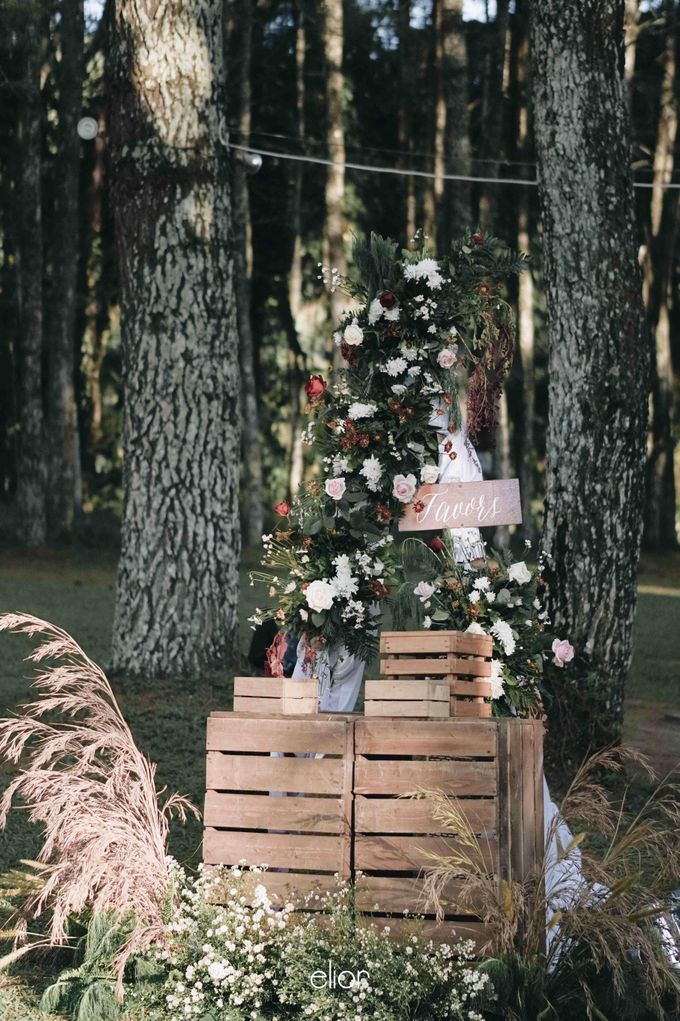 An Elegant Maroon wedding with boho touch in a pine forest for  Rara and Anthoni by Elior Design - 016