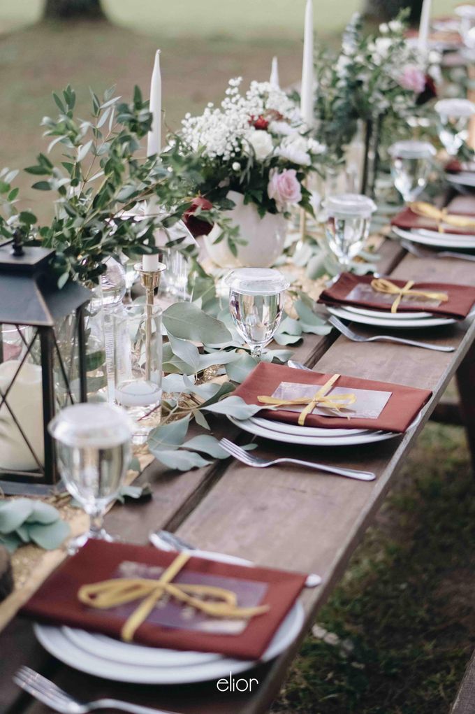 An Elegant Maroon wedding with boho touch in a pine forest for  Rara and Anthoni by Elior Design - 010