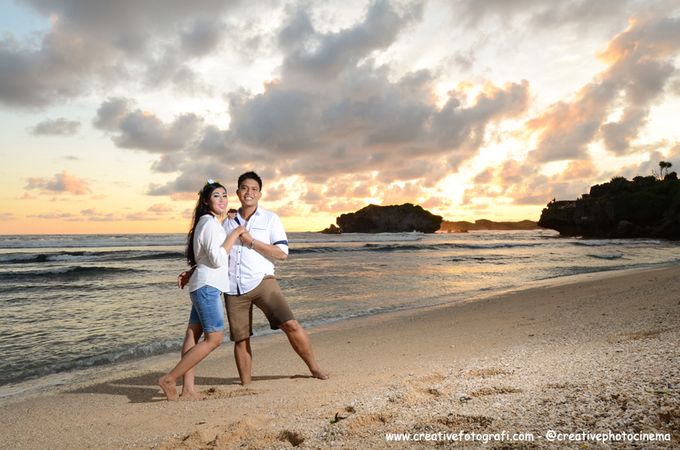 Prewedding di Pantai Jogja (romantic prewedding in the beach) by Creative Fotografi - 016