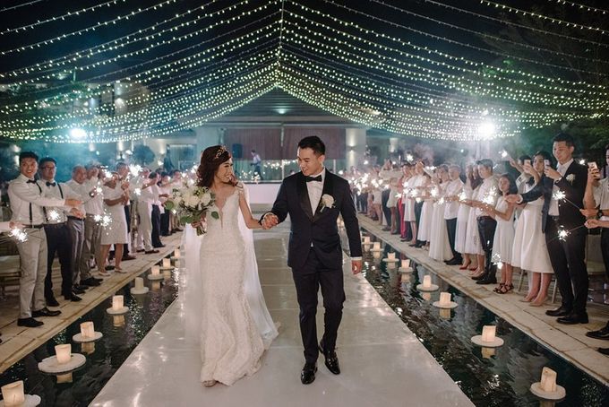 White Elegant Wedding Cliff by Bali Izatta Wedding Planner & Wedding Florist Decorator - 016 White Elegant Wedding Cliff by Bali Izatta Wedding Planner & Wedding Florist Decorator - 016