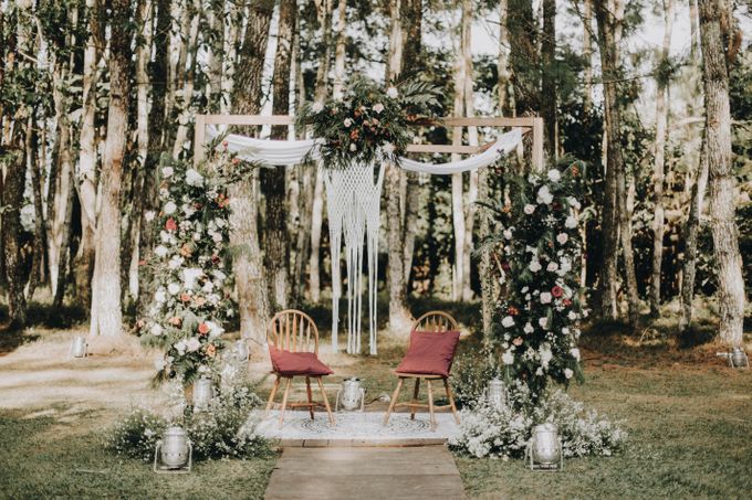 An Elegant Maroon wedding with boho touch in a pine forest for  Rara and Anthoni by Elior Design - 025