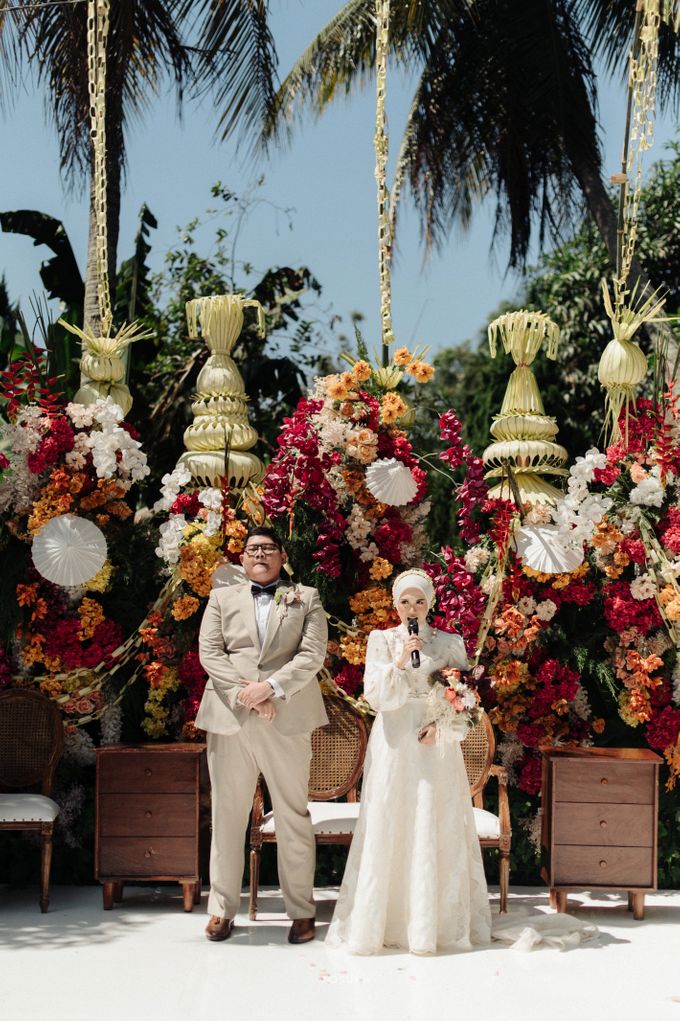 “Tradisi Modern Bertemu Bold Floral – Dekorasi Akad Outdoor Jakarta” faiz & rayi by yellow bird - 020 “Tradisi Modern Bertemu Bold Floral – Dekorasi Akad Outdoor Jakarta” faiz & rayi by yellow bird - 020