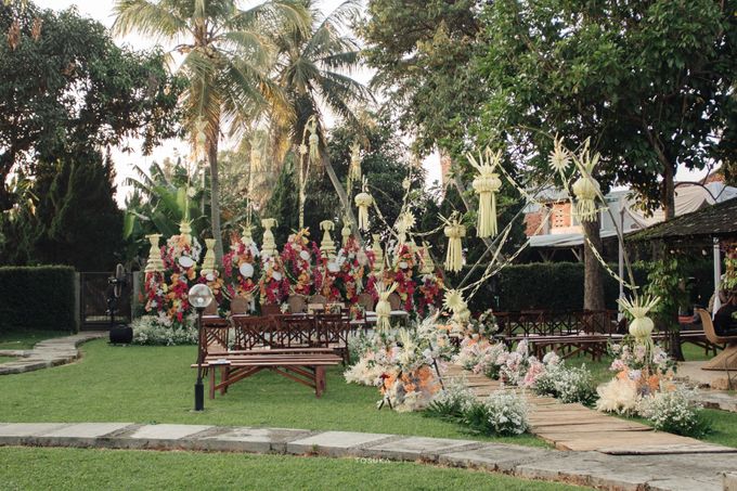 “Tradisi Modern Bertemu Bold Floral – Dekorasi Akad Outdoor Jakarta” faiz & rayi by yellow bird - 021 “Tradisi Modern Bertemu Bold Floral – Dekorasi Akad Outdoor Jakarta” faiz & rayi by yellow bird - 021
