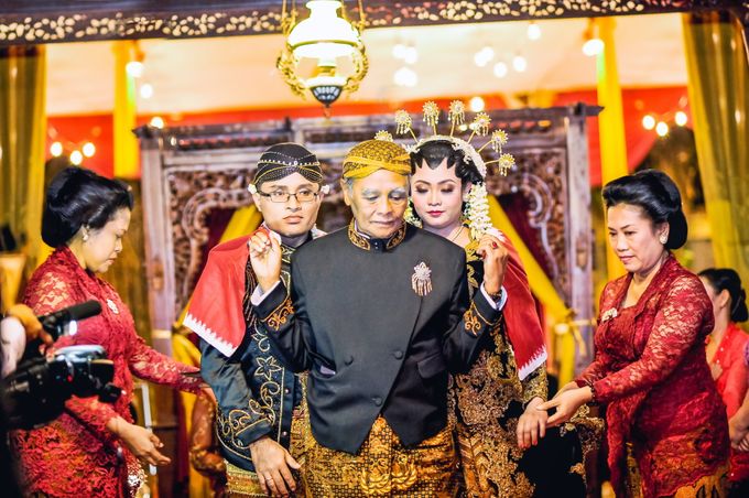 Pengantin Hijab - Bridal - Paes Tradisional by Rumah Rias Itut Bambang - 010 Pengantin Hijab - Bridal - Paes Tradisional by Rumah Rias Itut Bambang - 010