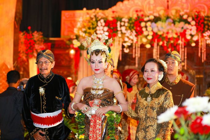 Pengantin Hijab - Bridal - Paes Tradisional by Rumah Rias Itut Bambang - 006 Pengantin Hijab - Bridal - Paes Tradisional by Rumah Rias Itut Bambang - 006