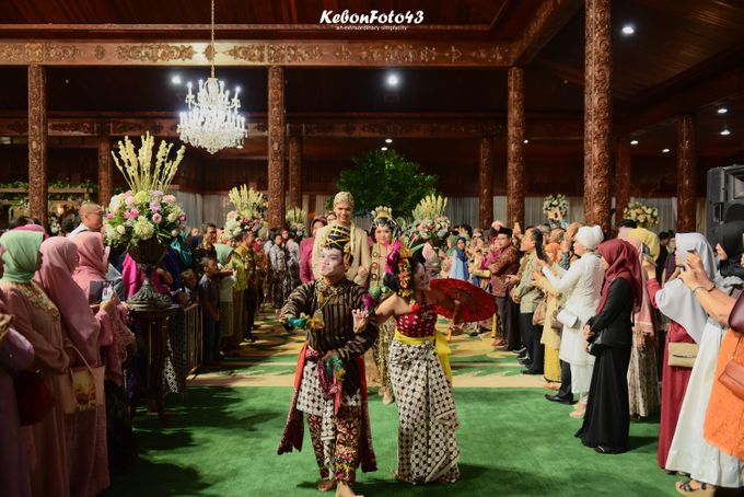 Sasono Utomo TMII Wedding | Pernikahan Megah dalam Tradisi Jawa by Memopro Wedding Organizer - 018