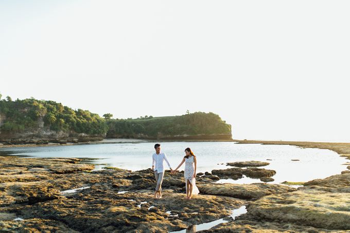 Девушка бежит. Свадьба в сансет. Чимган фото летом. Wonderful walk. Человек дорога к мечте.