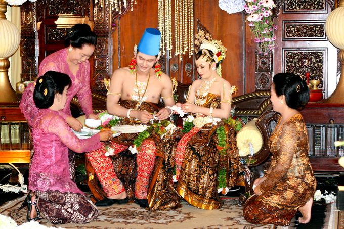 Pengantin Hijab - Bridal - Paes Tradisional by Rumah Rias Itut Bambang - 011 Pengantin Hijab - Bridal - Paes Tradisional by Rumah Rias Itut Bambang - 011