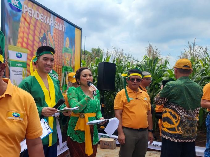 Grand Launching Benih Jagung Syngenta Indonesia NK 212 by Aldo Adela MC & Magician - 004 Grand Launching Benih Jagung Syngenta Indonesia NK 212 by Aldo Adela MC & Magician - 004