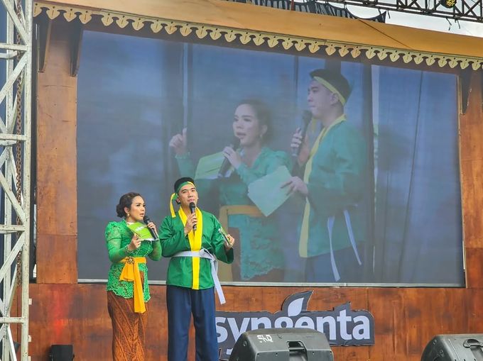 Grand Launching Benih Jagung Syngenta Indonesia NK 212 by Aldo Adela MC & Magician - 002 Grand Launching Benih Jagung Syngenta Indonesia NK 212 by Aldo Adela MC & Magician - 002