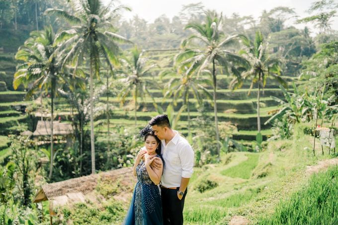 Melanie & Handoyo Prewedding Photo at Tegalalang Rice Field | Bali Pre-Wedding Photographer | Bali Enggament Photography by Shii.MUA - 004