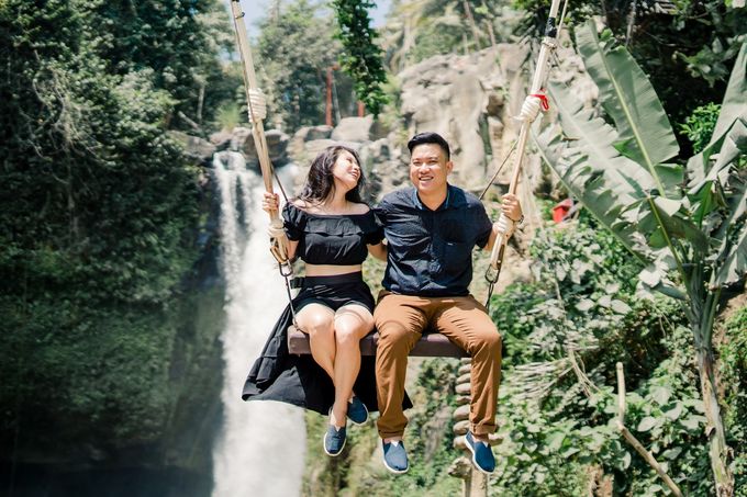 Melanie & Handoyo Prewedding Photo at Tegalalang Rice Field | Bali Pre-Wedding Photographer | Bali Enggament Photography by Shii.MUA - 011