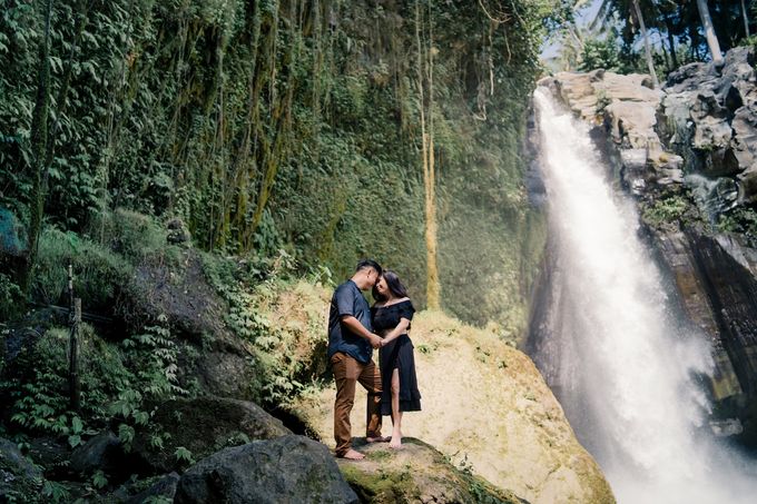 Melanie & Handoyo Prewedding Photo at Tegalalang Rice Field | Bali Pre-Wedding Photographer | Bali Enggament Photography by Shii.MUA - 020