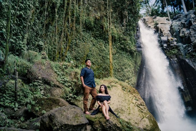 Melanie & Handoyo Prewedding Photo at Tegalalang Rice Field | Bali Pre-Wedding Photographer | Bali Enggament Photography by Shii.MUA - 013