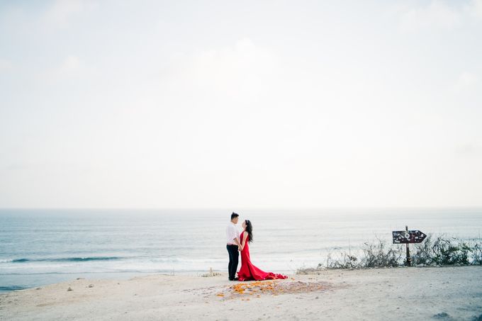 Melanie & Handoyo Prewedding Photo at Tegalalang Rice Field | Bali Pre-Wedding Photographer | Bali Enggament Photography by Shii.MUA - 024