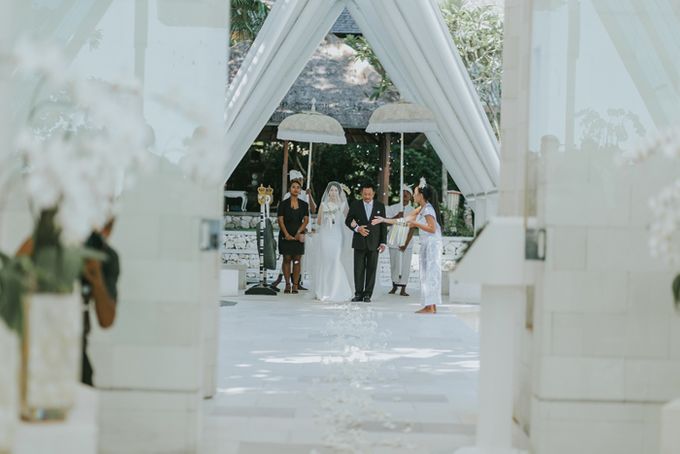 Lily & Jonathan at Tirtha Uluwatu by ENST Couture - 011