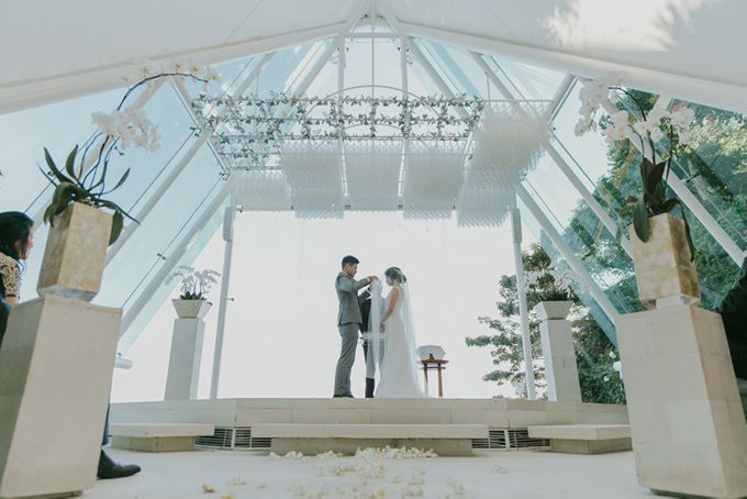 Lily & Jonathan at Tirtha Uluwatu by ENST Couture - 017